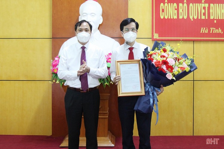 Bí thư Tỉnh ủy Hoàng Trung Dũng trao quyết định cho ông Nguyễn Thanh Điện.