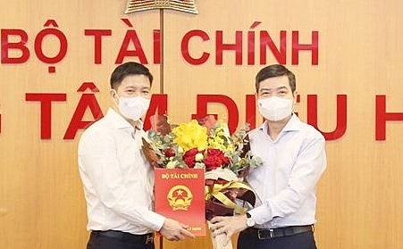 Thứ trưởng Bộ Tài chính Tạ Anh Tuấn trao quyết định cho ông Chu Đức Lam