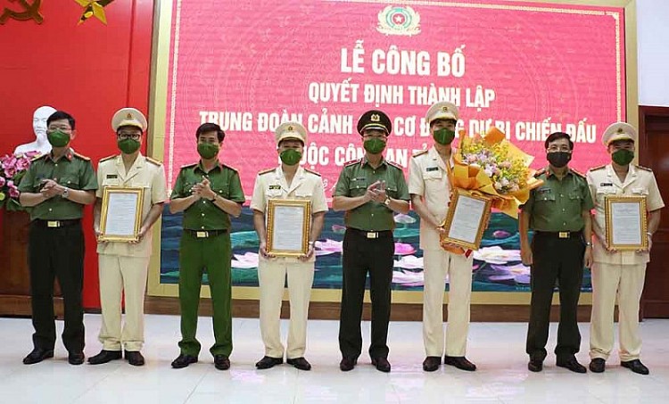 Lãnh đạo Công an tỉnh Nghệ An trao quyết định và chúc mừng lãnh đạo, chỉ huy Trung đoàn Cảnh sát cơ động dự bị chiến đấu thuộc Công an tỉnh Nghệ An (Ảnh: CAND)
