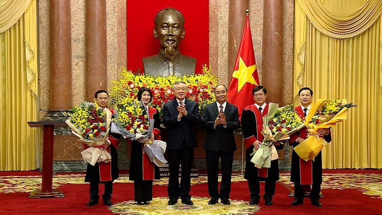 Chủ tịch nước Nguyễn Xuân Phúc và Chánh án TAND Tối cao Nguyễn Hòa Bình chụp ảnh lưu niệm với các Thẩm phán TAND tối cao (Ảnh: VGP)