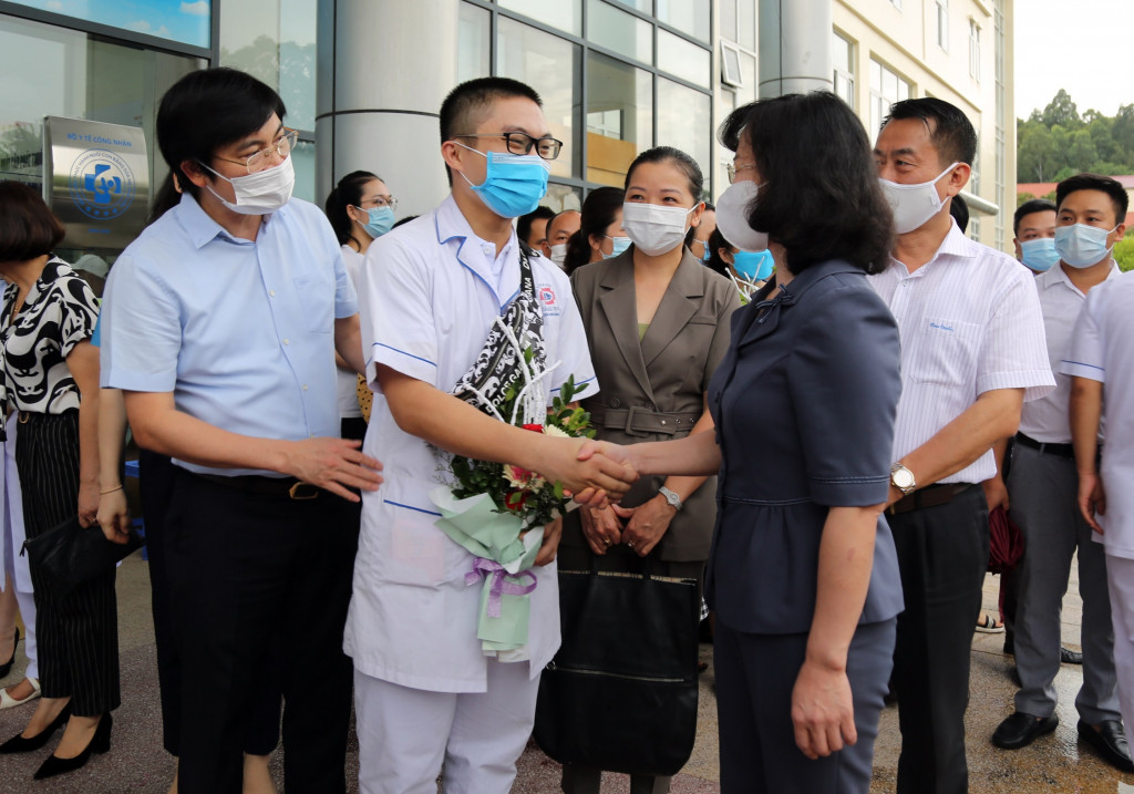 Hơn 1300 cán bộ, chiến sĩ quân dân y gấp rút lên đường tăng viện cho ‘tuyến lửa’