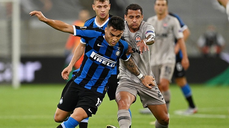 Inter Milan (trái) đang có dấu hiệu chững lại sau khi chia tay Lukaku