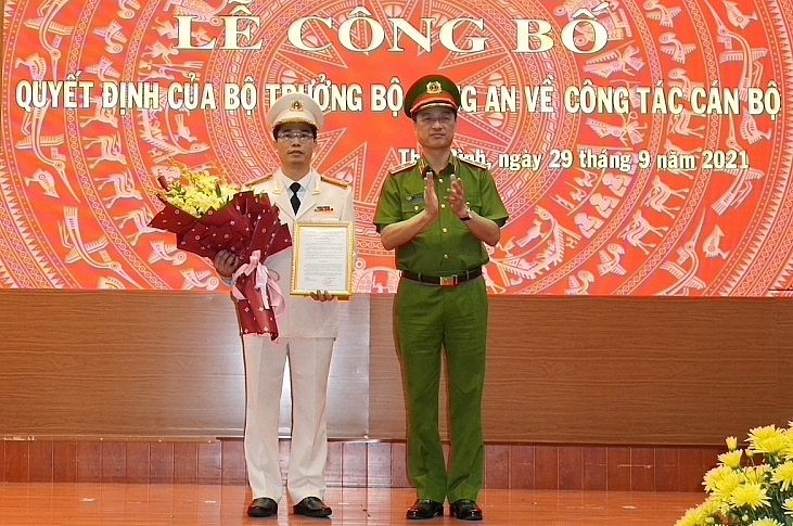Trung tướng Nguyễn Duy Ngọc trao quyết định và chúc mừng Thượng tá Trần Văn Phúc