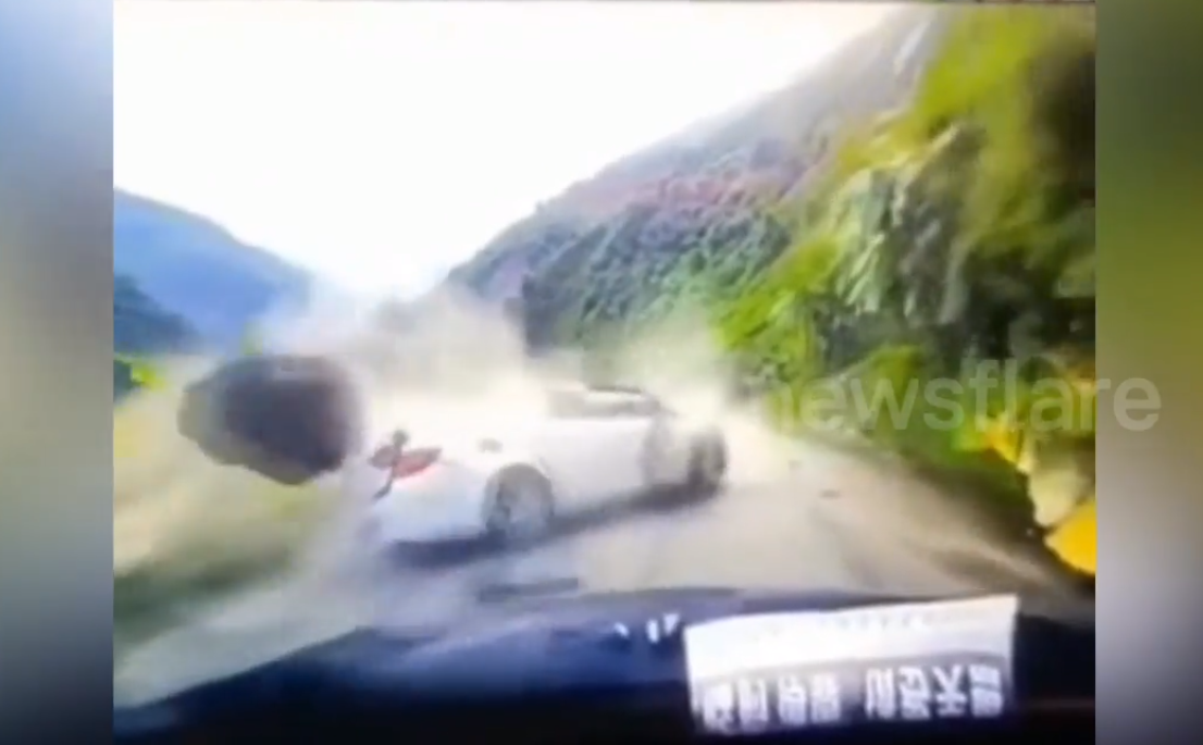 Video: Ô tô bị đá đè bẹp dúm, tài xế thoát chết khó tin