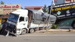 Mất phanh, tuột dốc, xe tải đâm sập nhà dân ở Bình Phước