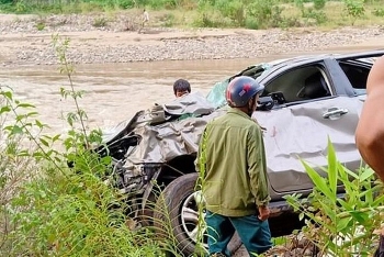 Nghệ An: Ô tô lao xuống vực, 2 giáo viên tử vong, 1 người nguy kịch