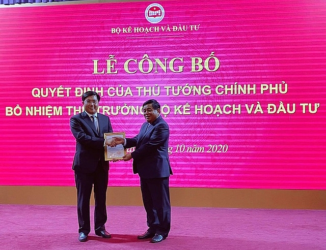 Ông Trần Duy Đông nhận quyết định bổ nhiệm (Ảnh: VTV)