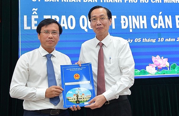 Phó Chủ tịch Thường trực UBND TPHCM Lê Thanh Liêm trao quyết định cho ông Nguyễn Minh Nhựt (Ảnh: Việt Dũng/SGGP)