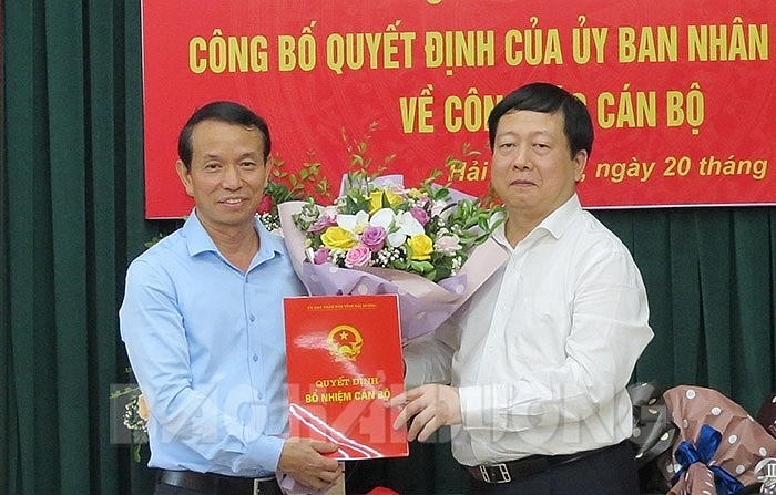 Ông Cao Ngọc Quang (trái) được bổ nhiệm Quyền Chánh Thanh tra tỉnh Hải Dương (Ảnh: Báo Hải Dương)