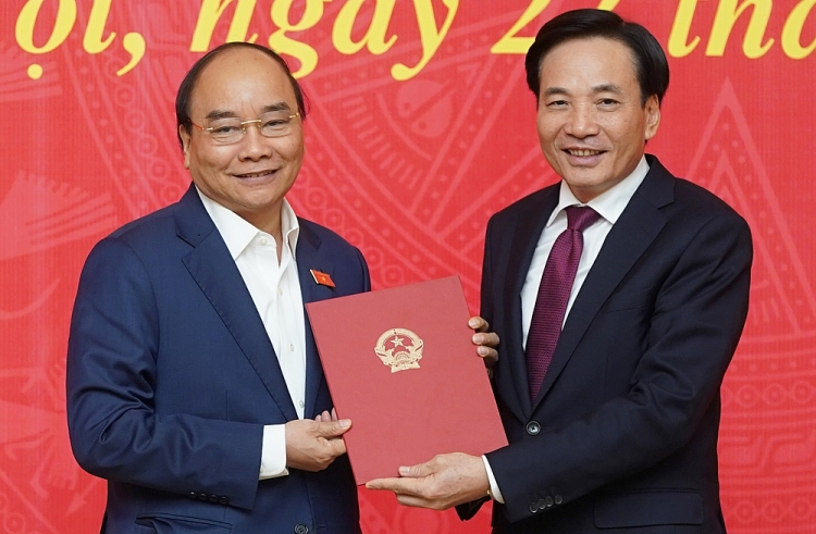 Thủ tướng Nguyễn Xuân Phúc trao quyết định bổ nhiệm Phó Chủ nhiệm VPCP cho đồng chí Trần Văn Sơn (Ảnh: VGP/Quang Hiếu)