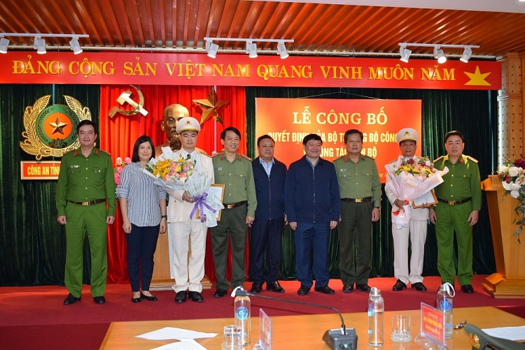 Lãnh đạo tỉnh Hưng Yên chúc mừng 2 cán bộ mới được bổ nhiệm (Ảnh: VGP)