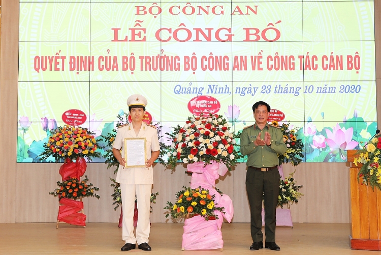 Trung tá Mai Thế Quang nhận quyết định bổ nhiệm (Ảnh: Báo Quảng Ninh)