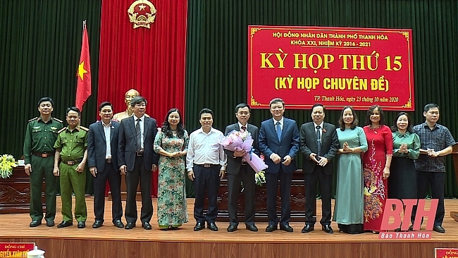 Lãnh đạo TP. Thanh Hóa chúc mừng tân Phó Chủ tịch UBND thành phố Nguyễn Văn Hùng (Ảnh: Báo Thanh Hóa)