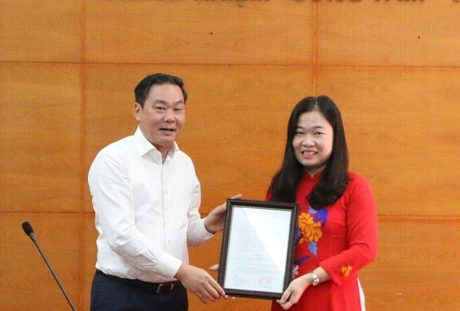 Phó Chủ tịch UBND thành phố Hà Nội Lê Hồng Sơn trao quyết định cho bà Phạm Thị Thanh Hương (Ảnh: Tiền Phong)