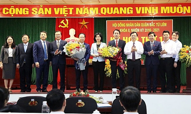 Phó Chủ tịch HĐND TP Phùng Thị Hồng Hà tặng hoa chúc mừng các đồng chí lãnh đạo quận Bắc Từ Liêm (Ảnh: ANTĐ)
