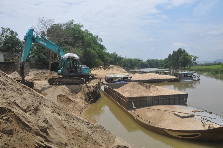 Cảnh báo nguy cơ sạt lở ven sông vì khai thác cát quá mức