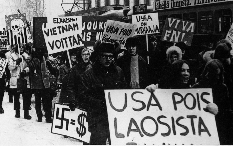 Hơn 1000 người dân Phần Lan mang theo khẩu hiệu “Việt Nam chiến thắng” biểu tình tại Hensinki đòi Mỹ rút khỏi Việt Nam, Lào, Campuchia, ngày 15/02/1970