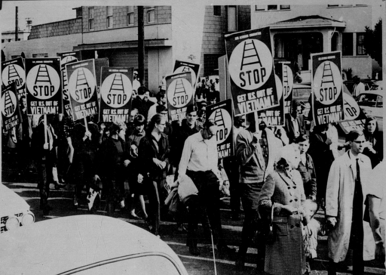 Trên 1 vạn nhân dân Mỹ gồm sinh viên, thanh niên và các tầng lớp nhân dân tham gia biểu tình đi bộ từ Ba-cô-li đến Úc-den đòi Tổng thống Giôn-xơn phải chấm dứt chiến tranh phá hoại miền Bắc Việt Nam, ngày 20/11/1965.