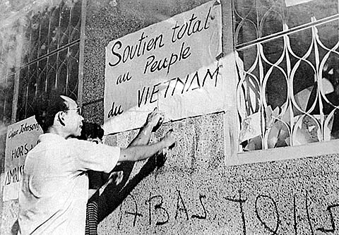 Nhân dân Campuchia viết khẩu hiệu phản đối đế quốc Mỹ xâm lược Việt Nam, tháng 8-1964. (Ảnh tư liệu)
