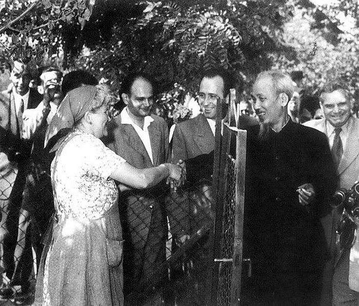 Chủ tịch Hồ Chí Minh đến thăm một gia đình công nhân Hung-ga-ri ở Thủ đô Budapet, tháng 8/1957 (Ảnh: baomoi)