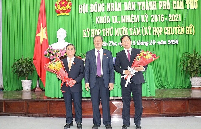 Chủ tịch UBND TP. Cần Thơ Trần Việt Trường (trái) và nguyên Chủ tịch UBND thành phố Lê Quang Mạnh (Ảnh: Ngọc Thiện/TTXVN)