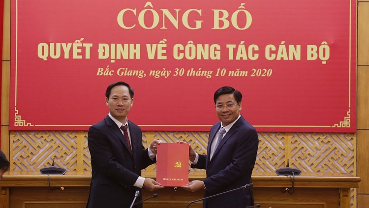 Bí thư Tỉnh ủy, Chủ tịch UBND tỉnh Dương Văn Thái trao quyết định cho ông Lê Minh Hoàng (Ảnh: Báo Bắc Giang)