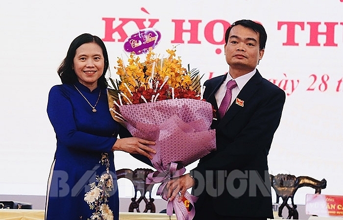 Ông Vũ Văn Cấp (phải) được bầu làm Chủ tịch HĐND huyện Gia Lộc (Ảnh: Báo Hải Dương