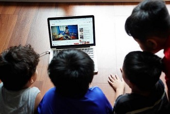 Cha mẹ sẽ kiểm tra, giám sát việc sử dụng internet của trẻ em