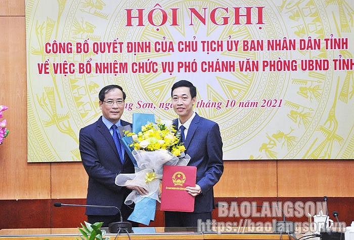 Ông Hoàng Xuân Đồng (phải) nhận quyết định bổ nhiệm