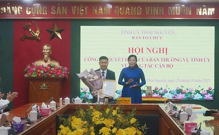 Bí thư Tỉnh ủy Nguyễn Thanh Hải chúc mừng ông Ngô Thế Hoàn (Ảnh: Báo Thái Nguyên)