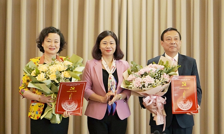 Phó Bí thư Thường trực Thành ủy Nguyễn Thị Tuyến trao quyết định cho 2 cán bộ (Ảnh: KT-ĐT)