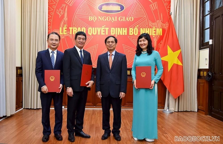 Thứ trưởng Bùi Thanh Sơn trao quyết định cho 3 nhân sự mới