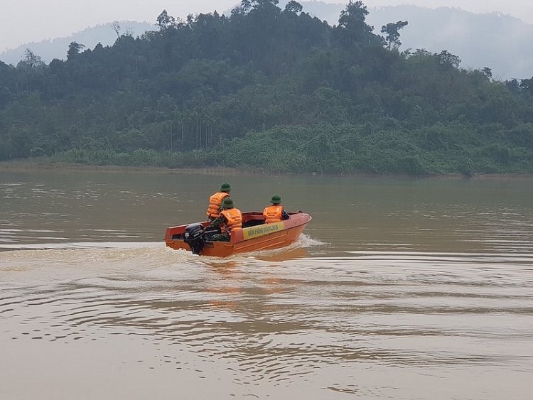 Tìm kiếm nạn nhân mất tích ở lòng hồ thủy điện sông Tranh (Ảnh: TN/PLO)