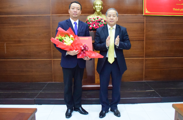 Ông Phan Thiên Định (bìa trái) giữ chức Bí thư Thành ủy Huế (Ảnh: Đ.D/Zing)