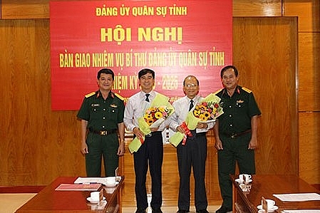 Đại diện Đảng ủy Quân sự Tỉnh Bình Thuận chúc mừng ông Nguyễn Mạnh Hùng và ông Dương Văn An (Ảnh: VGP)