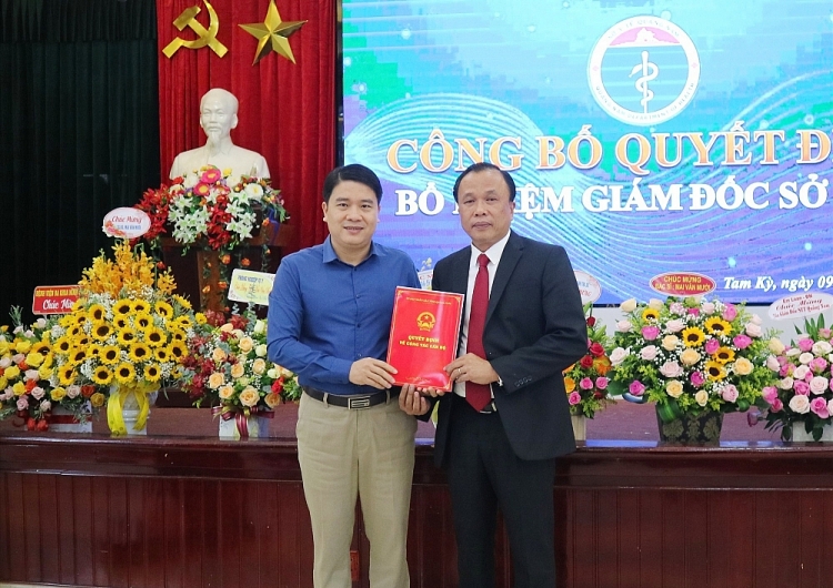 Ông Mai Văn Mười (trái) nhận quyết định bổ nhiệm (Ảnh: Báo Quảng Nam)