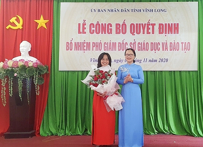 Bà Nguyễn Thị Quyên Thanh - Phó Chủ tịch UBND tỉnh Vĩnh Long trao quyết định bổ nhiệm (Ảnh: Báo Vĩnh Long)