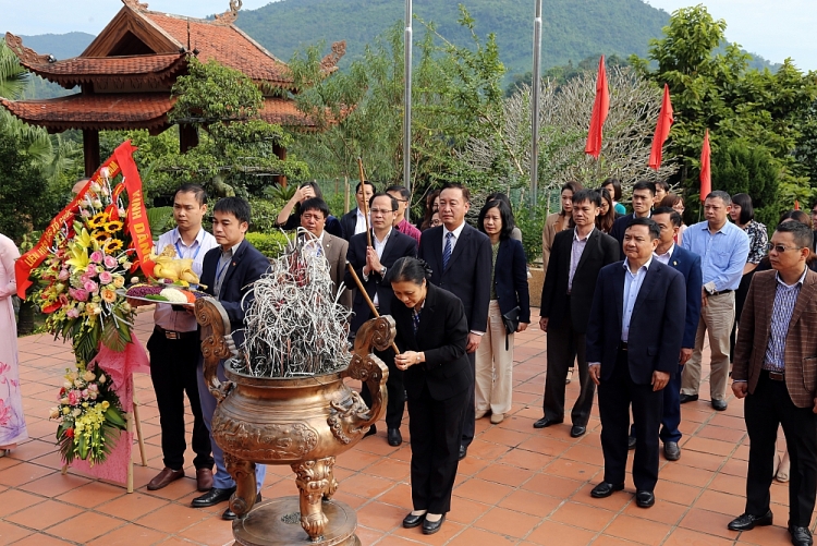 Cán bộ Liên hiệp về nguồn, tặng nhà tình nghĩa cho người dân Điềm Mặc