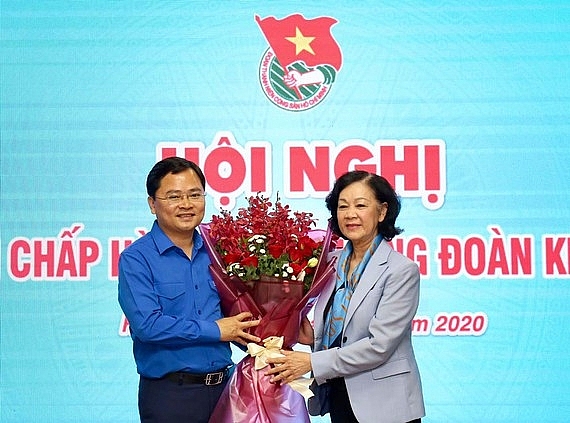Bà Trương Thị Mai chúc mừng ông Nguyễn Anh Tuấn (Ảnh: VGP)