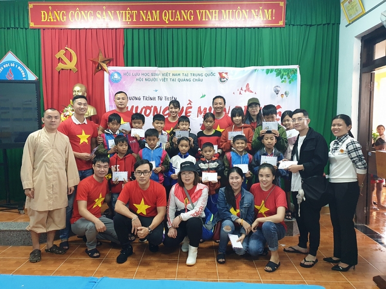 Lưu học sinh Việt Nam tại Trung Quốc hướng về đồng bào vùng lũ miền Trung
