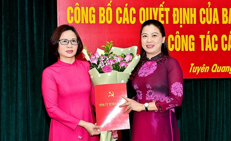 Bà Đào Thị Mai nhận quyết định (Ảnh: Báo Tuyên Quang)