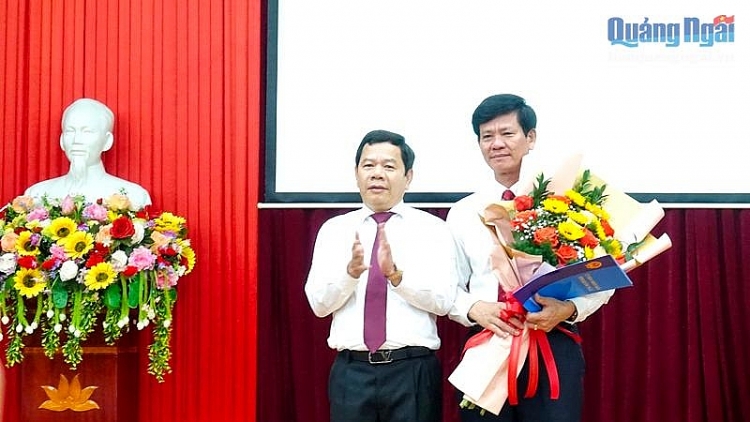 Chủ tịch UBND tỉnh Quảng Ngãi Đặng Văn Minh trao quyết định cho ông Ngô Văn Trọng (Ảnh: Báo Quảng Ngãi)