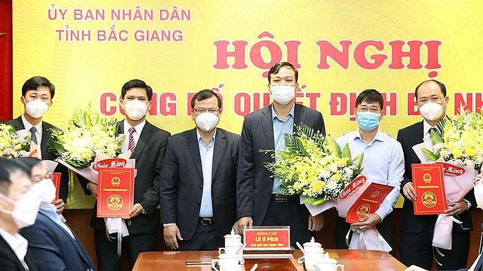 Lãnh đạo các sở nhận quyết định bổ nhiệm và bổ nhiệm lại (Ảnh: Báo Bắc Giang