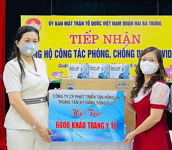 Bà Trần Lưu Hoa (bên trái) được bổ nhiệm làm Phó Giám đốc Sở GD-ĐT Hà Nội (Ảnh: ANTĐ)