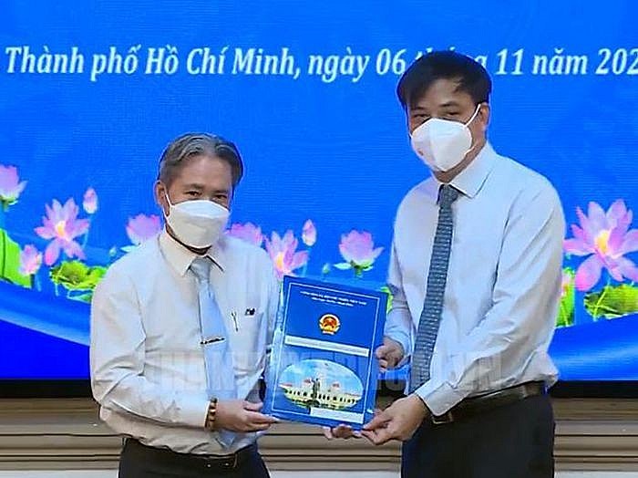 Phó Chủ tịch UBND TP.HCM Lê Hòa Bình trao quyết định cho ông Nguyễn Hữu Phán (Ảnh: Cổng TTĐT TP.HCM)