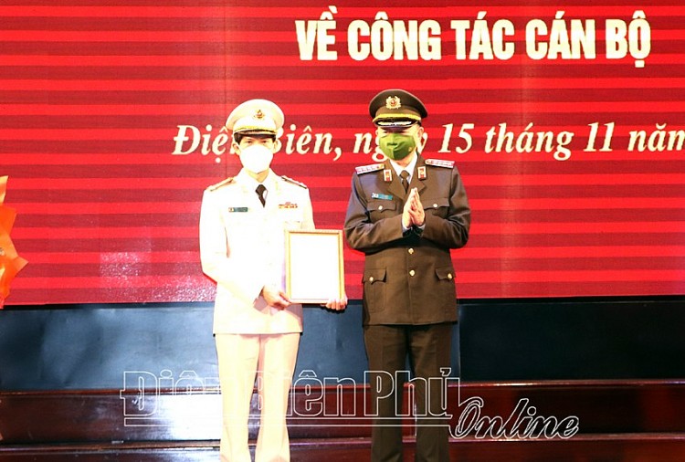 Bộ trưởng Tô Lâm trao quyết định cho Đại tá Ngô Thanh Bình