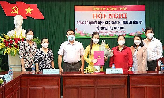 Bà Trần Thị Thanh Hiền nhận quyết định bổ nhiệm (Ảnh: Báo Đồng Tháp)