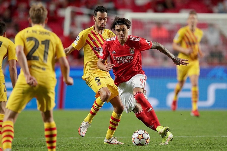 Benfica (đỏ) đã xuất sắc đánh bại Barcelona với tỷ số 3-0 ở trận lượt đi