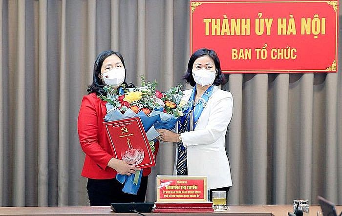 Phó Bí thư Thường trực Thành ủy Nguyễn Thị Tuyến trao quyết định cho bà Triệu Thị Ngọc (Ảnh: KTĐT)
