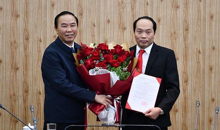 Thứ trưởng Phùng Đức Tiến trao quyết định và chúc mừng ông Nguyễn Xuân Chinh